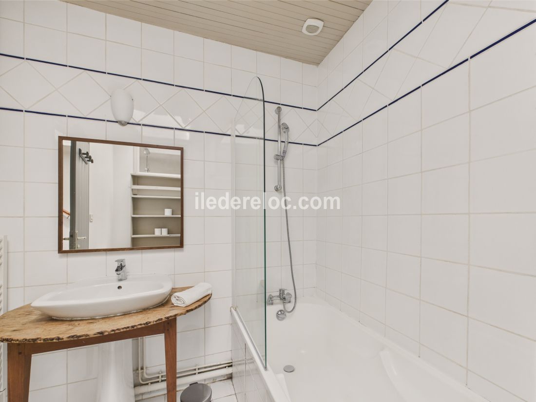 Photo 8: An accomodation located in Le Bois-Plage-en-R&eacute; on ile de R&eacute;.