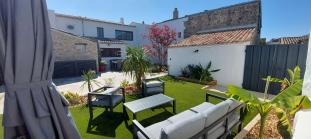 Ile de R&eacute;:Near the phare des baleines, renovated house