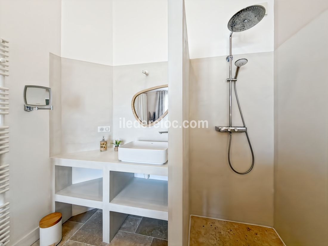 Photo 8: An accomodation located in Sainte-Marie-de-R&eacute; on ile de R&eacute;.