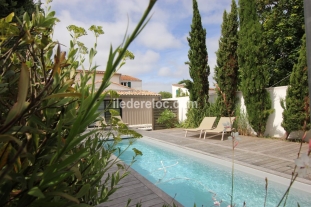 Ile de R&eacute;:Relaxation house with swimming pool in the village