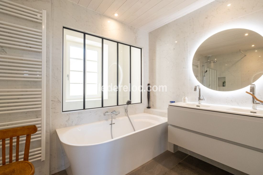 Photo 15: An accomodation located in Saint-Martin-de-R&eacute; on ile de R&eacute;.
