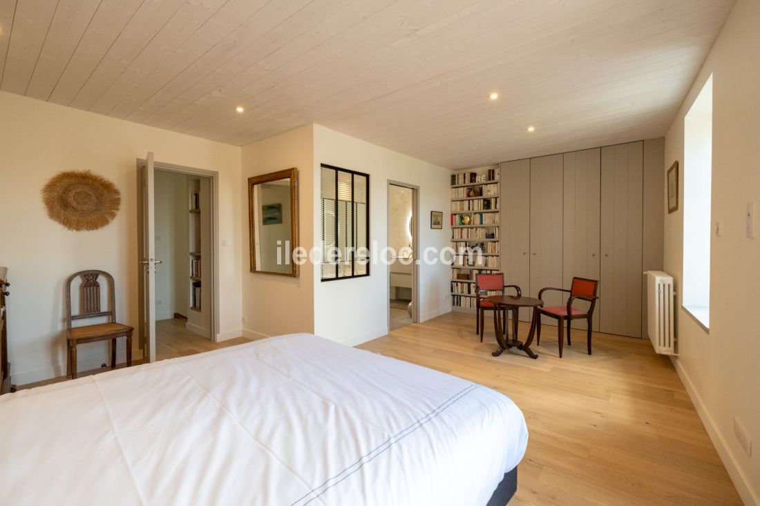 Photo 13: An accomodation located in Saint-Martin-de-R&eacute; on ile de R&eacute;.