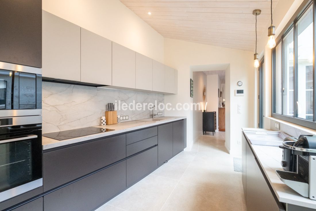 Photo 6: An accomodation located in Saint-Martin-de-R&eacute; on ile de R&eacute;.