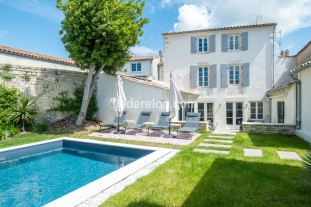 Ile de R&eacute;:Villa ornea, an address in the heart of saint-martin-de-ré, and its swimming poo