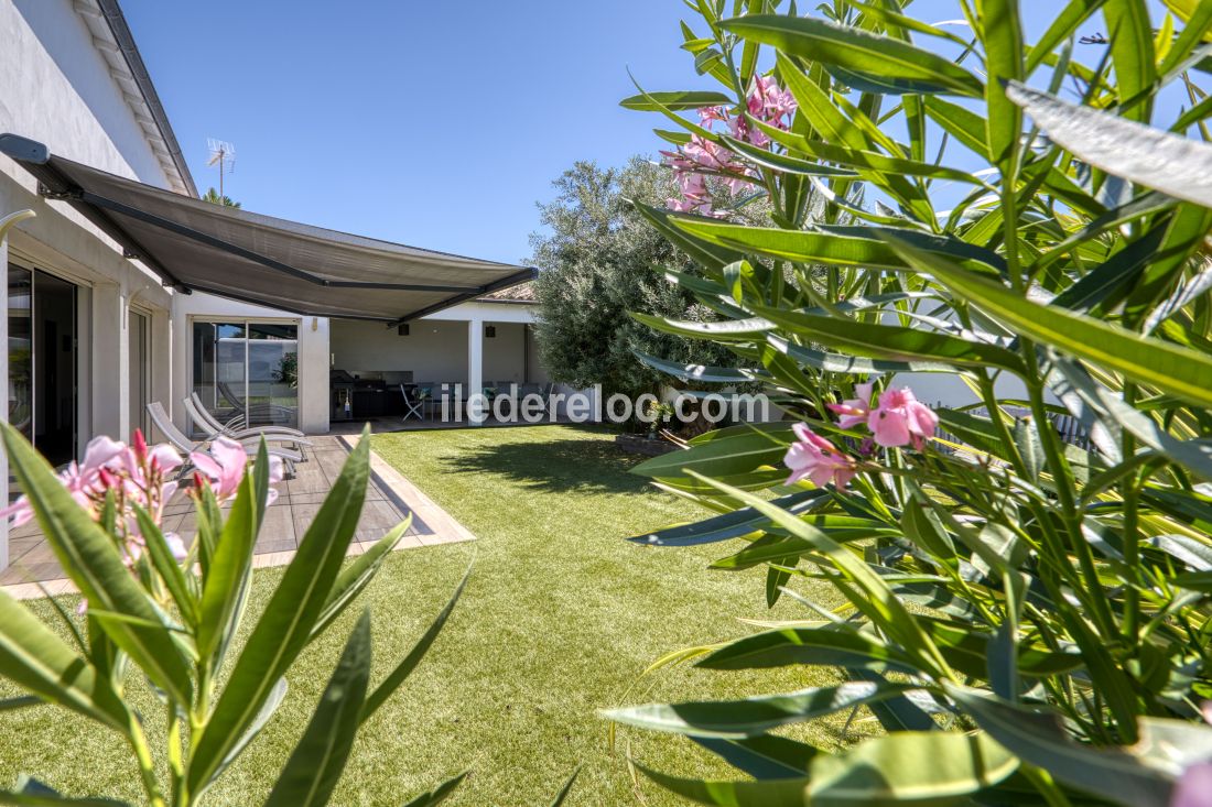 Photo 4: An accomodation located in Saint-Martin-de-R&eacute; on ile de R&eacute;.