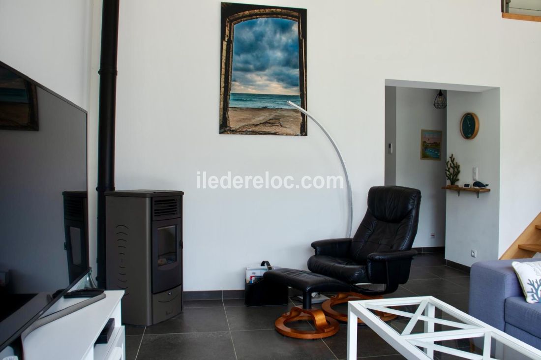 Photo 6: An accomodation located in Saint-Martin-de-R&eacute; on ile de R&eacute;.
