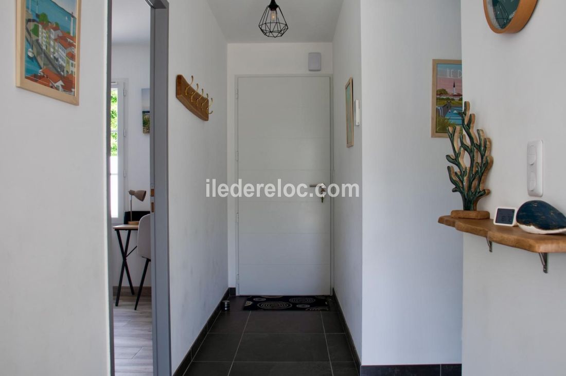Photo 8: An accomodation located in Saint-Martin-de-R&eacute; on ile de R&eacute;.
