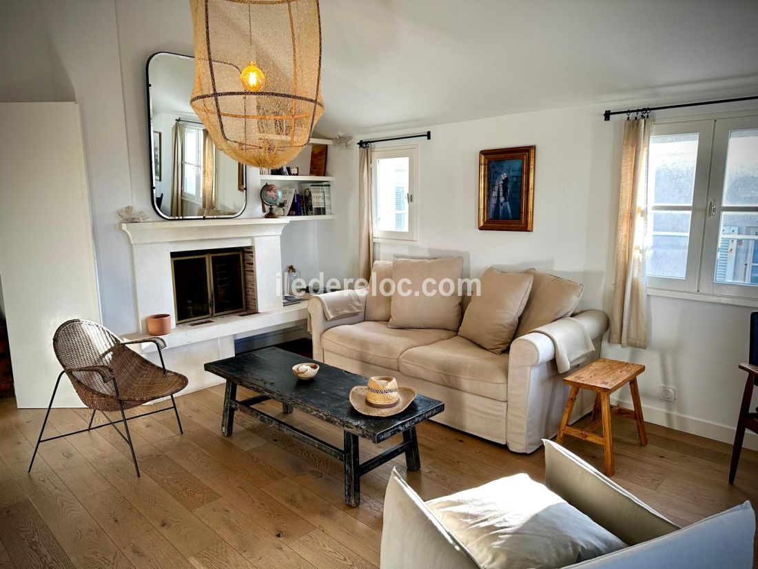 Photo 6: An accomodation located in Saint-Martin-de-R&eacute; on ile de R&eacute;.