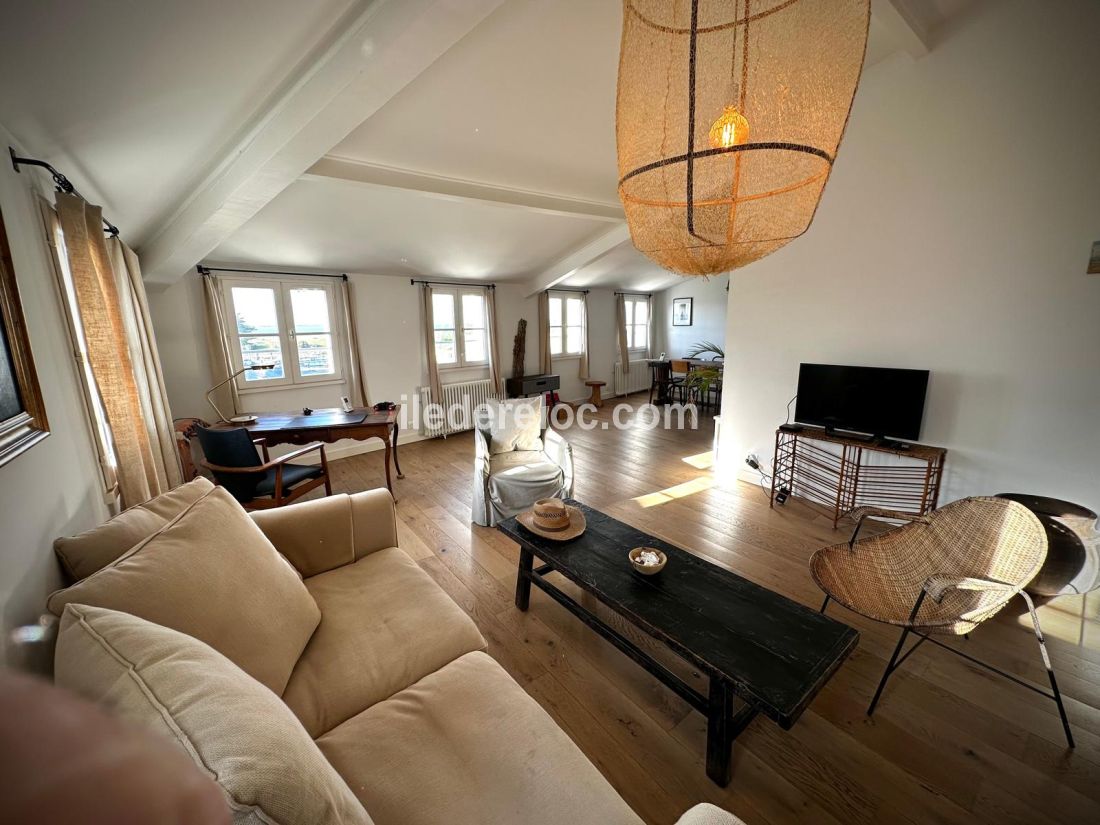 Photo 8: An accomodation located in Saint-Martin-de-R&eacute; on ile de R&eacute;.