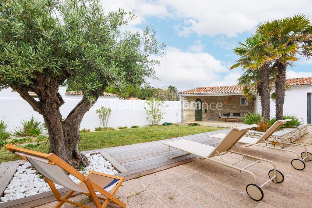 Photo 5: An accomodation located in Le Bois-Plage-en-R&eacute; on ile de R&eacute;.