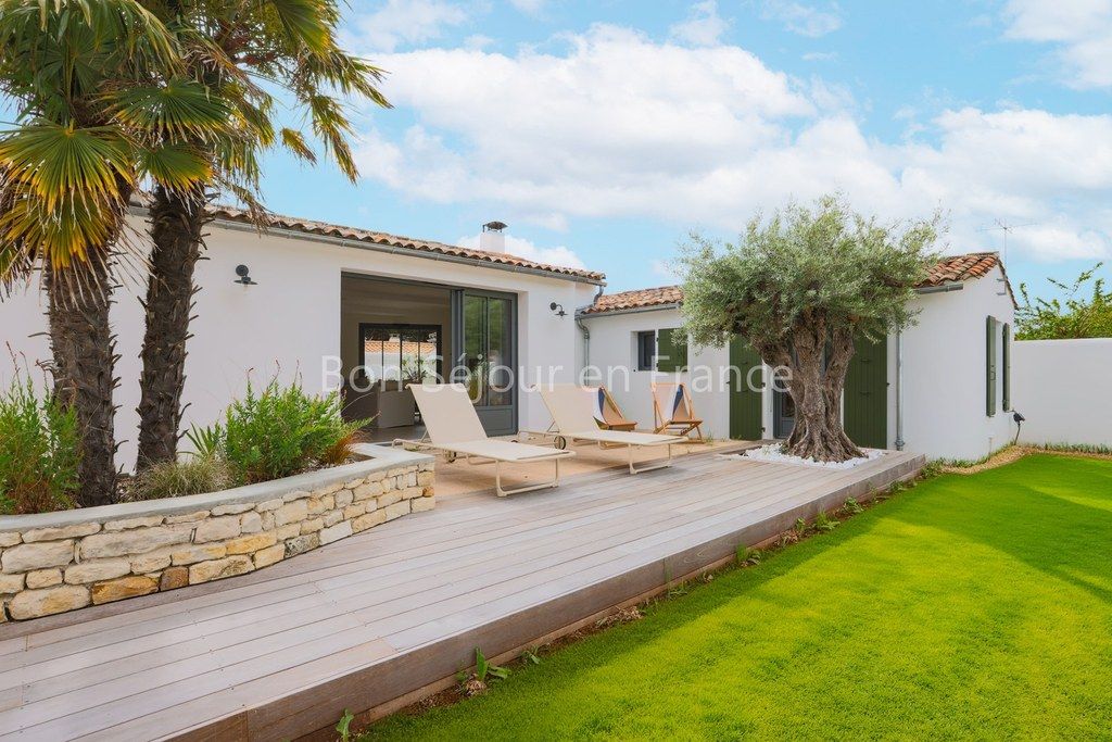 Photo 4: An accomodation located in Le Bois-Plage-en-R&eacute; on ile de R&eacute;.