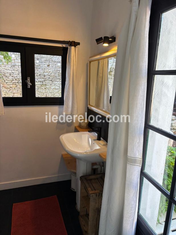 Photo 7: An accomodation located in La Couarde-sur-mer on ile de R&eacute;.