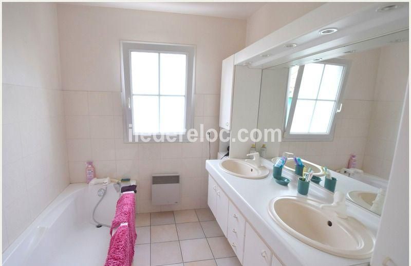 Photo 11: An accomodation located in Saint-Martin-de-R&eacute; on ile de R&eacute;.
