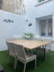 Ile de R&eacute;:The frog house