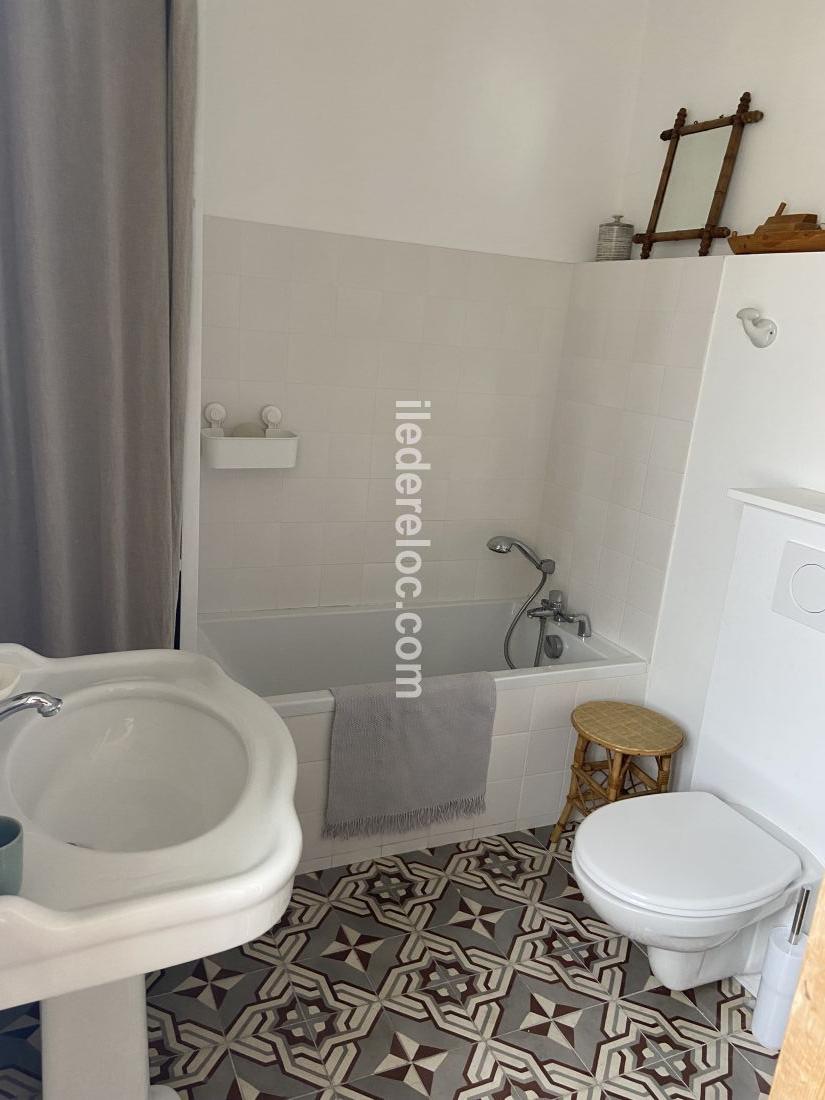 Photo 12: An accomodation located in La Couarde-sur-mer on ile de R&eacute;.