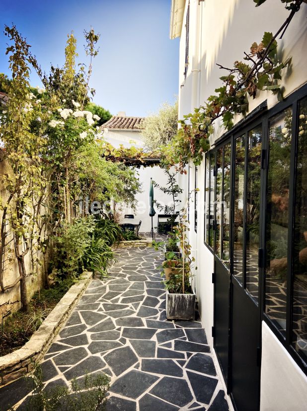 Photo 6: An accomodation located in La Couarde-sur-mer on ile de R&eacute;.