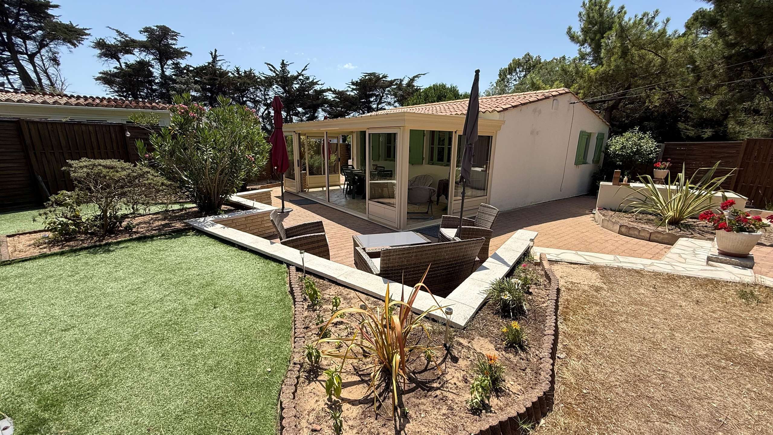 Photo 5: An accomodation located in La Couarde-sur-mer on ile de R&eacute;.