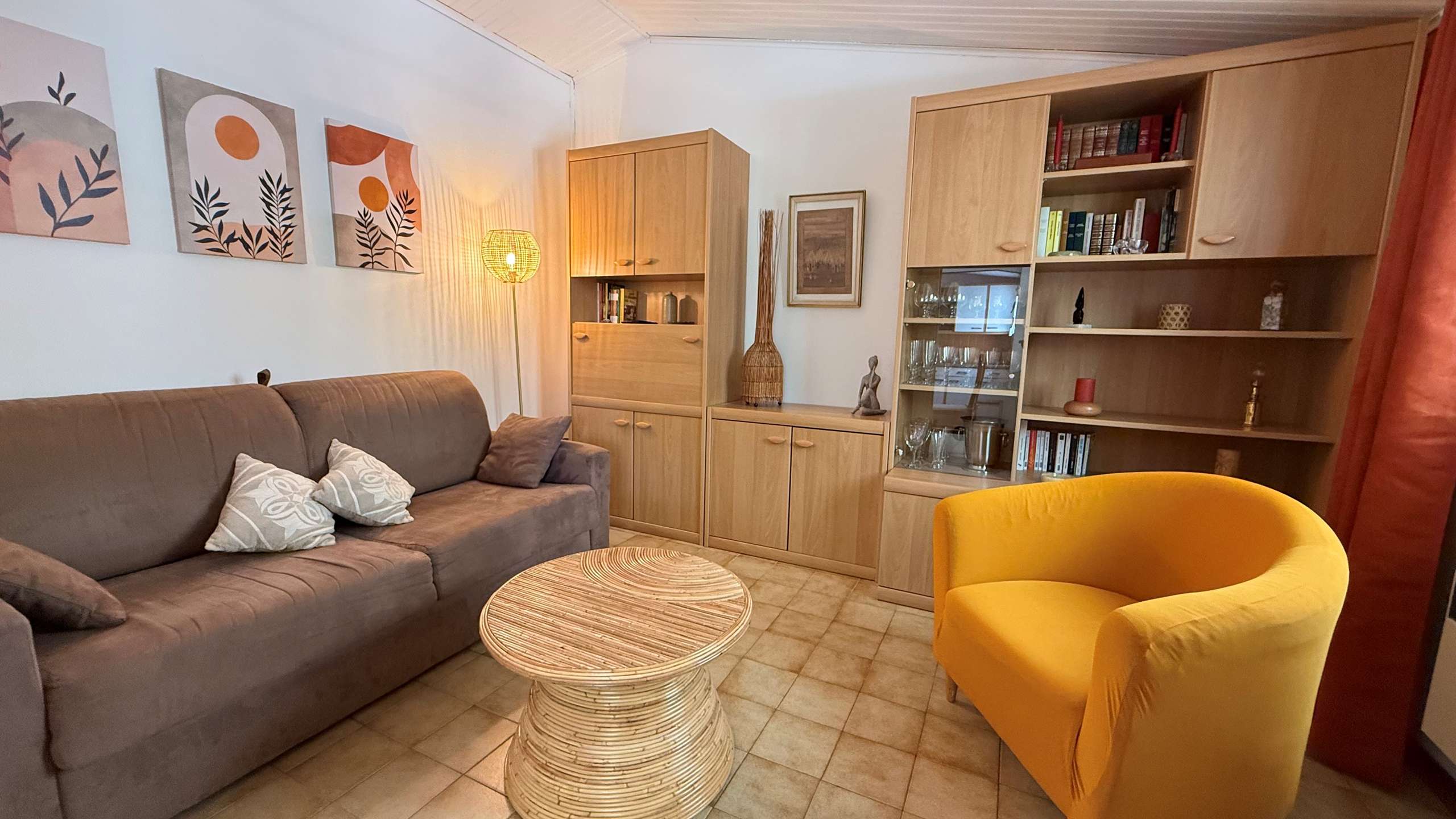 Photo 6: An accomodation located in La Couarde-sur-mer on ile de R&eacute;.