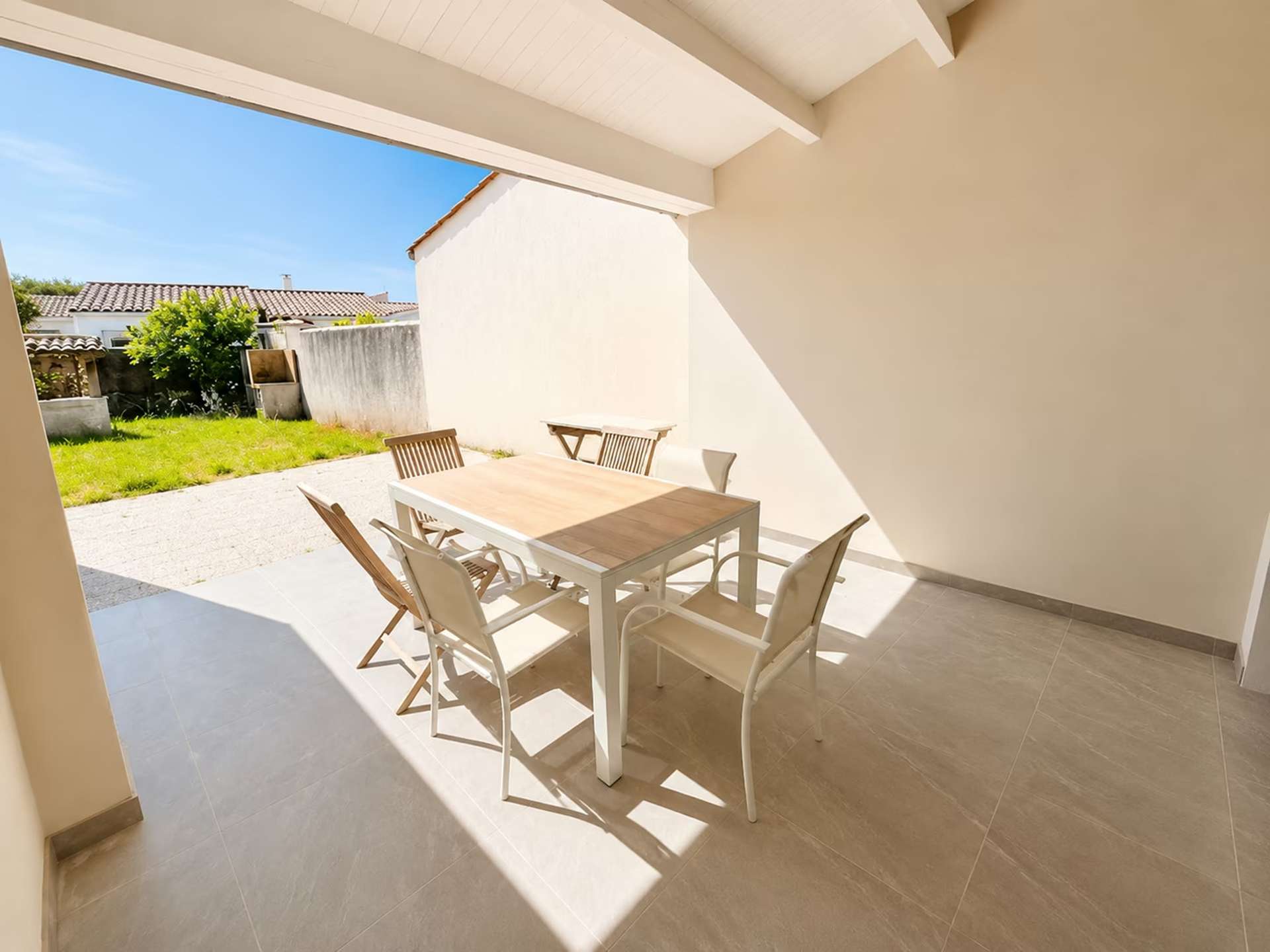 Photo 10: An accomodation located in La Couarde-sur-mer on ile de R&eacute;.