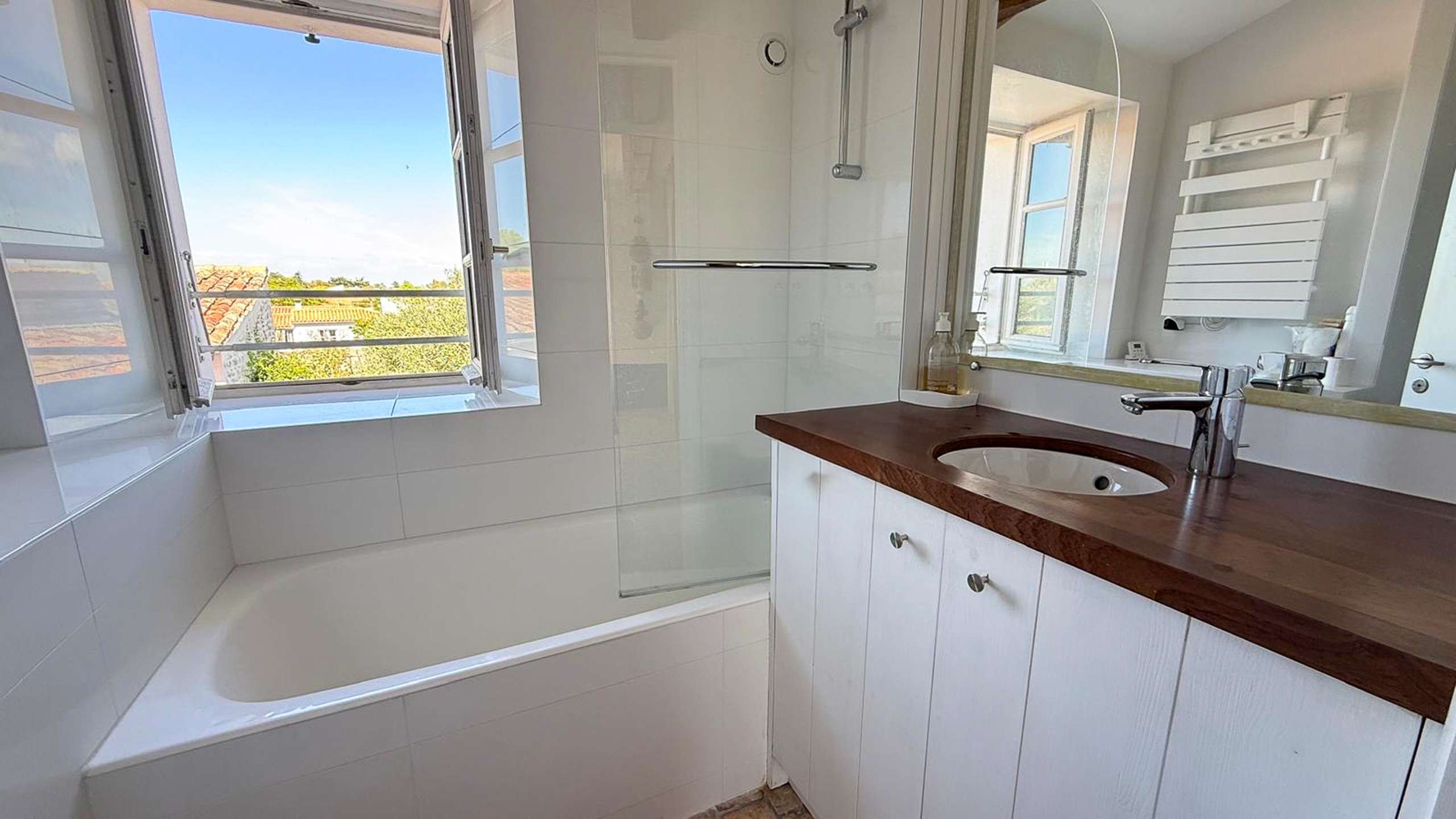 Photo 16: An accomodation located in Ars en R&eacute; on ile de R&eacute;.