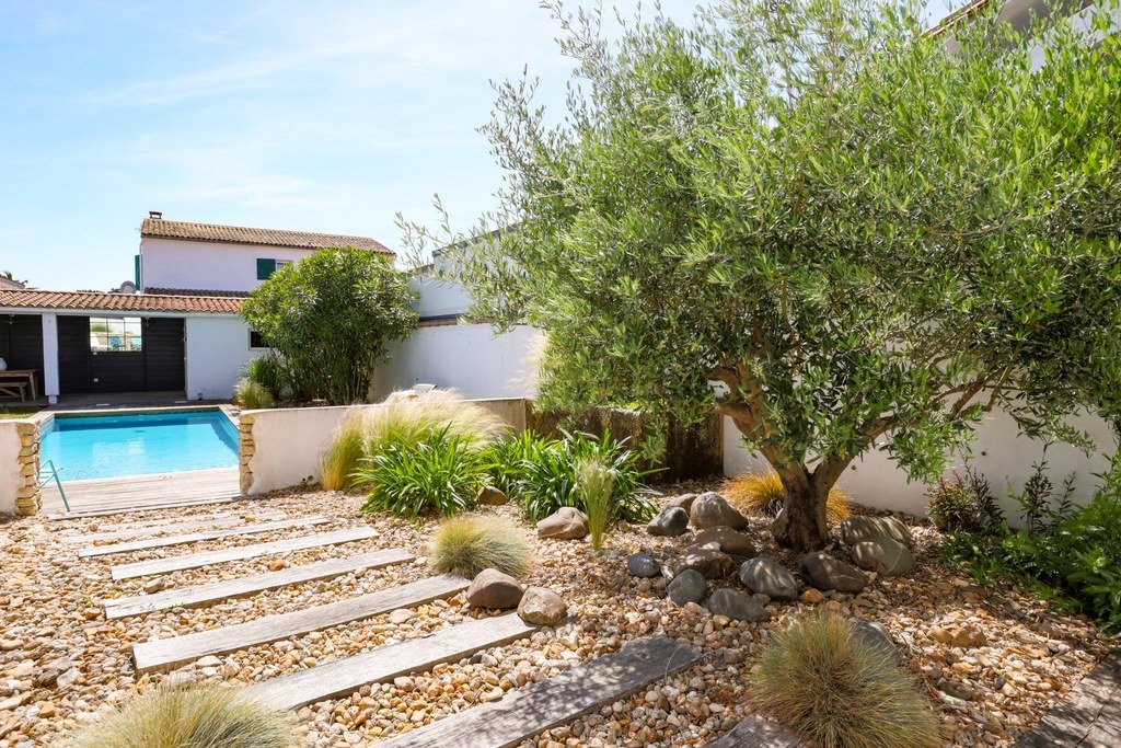 Photo 5: An accomodation located in La Couarde-sur-mer on ile de R&eacute;.