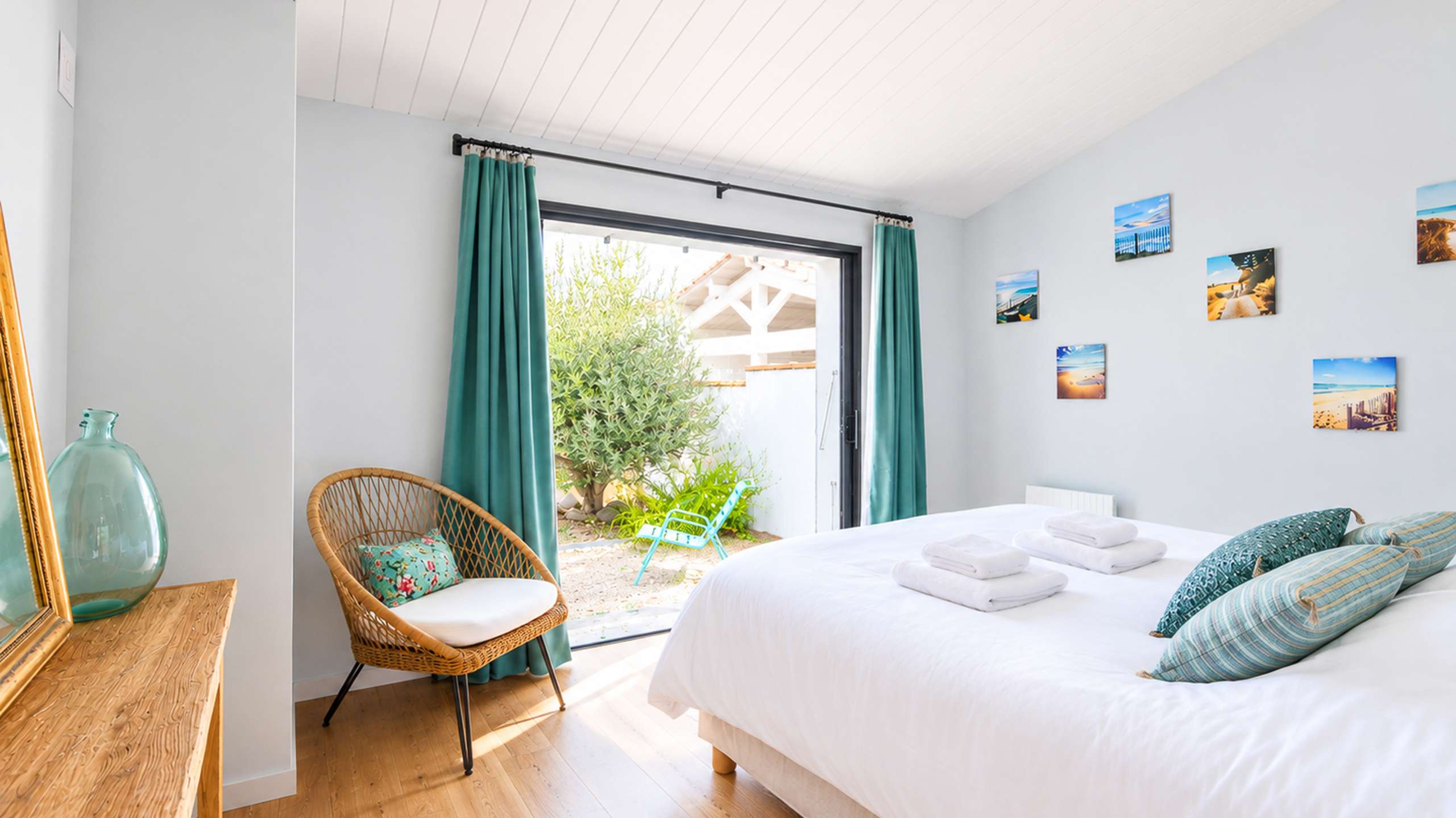 Photo 12: An accomodation located in La Couarde-sur-mer on ile de R&eacute;.