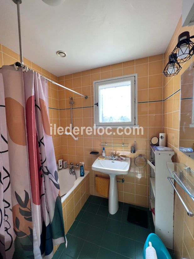 Photo 7: An accomodation located in La Couarde-sur-mer on ile de R&eacute;.