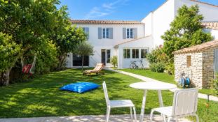 Ile de R&eacute;:Modern house in center of la couarde