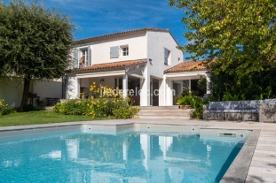 Ile de R&eacute;:Terroirs – an elegant family home with a swimming pool